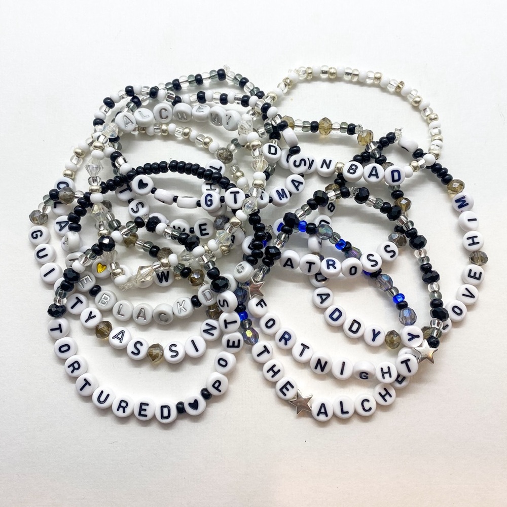 TAYLOR SWIFT TTPD FRIENDSHIP BRACELETS- Pack of 10 bracelets 🖤✨ - Picture 4 of 6